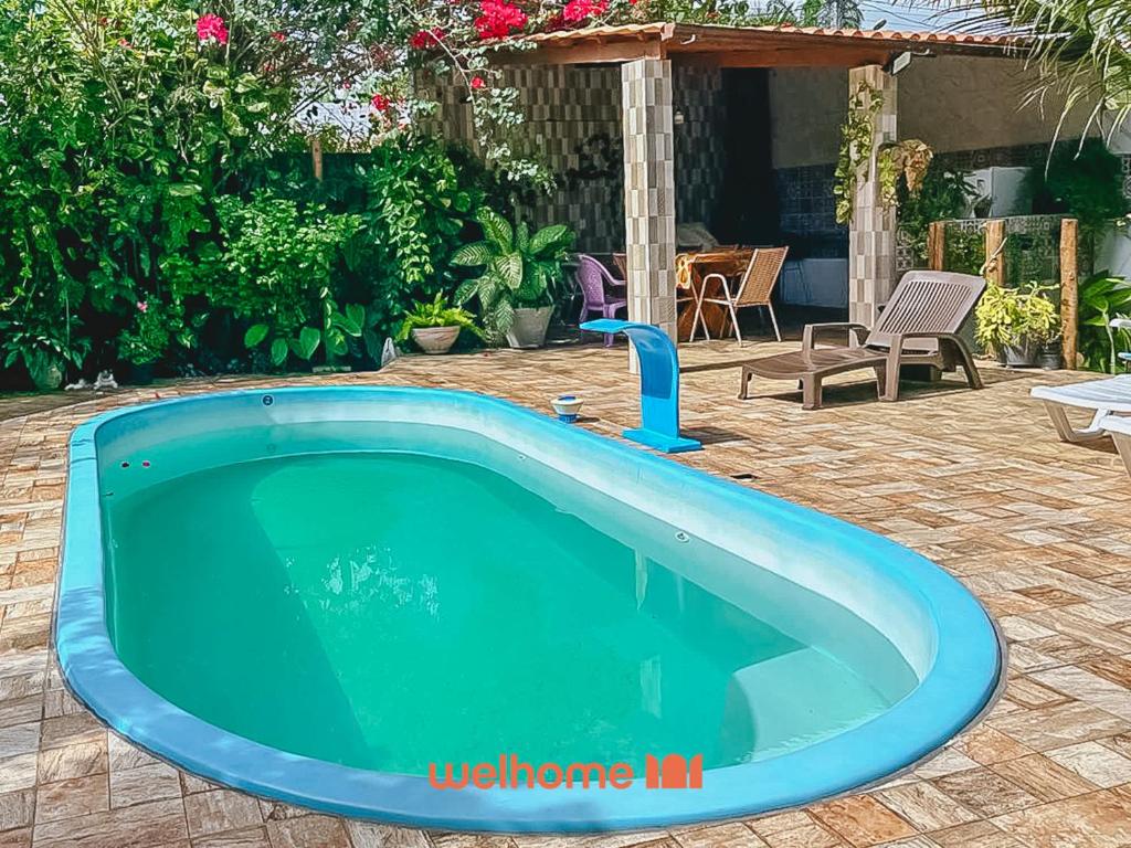 - une piscine bleue avec un robinet dans la cour dans l'établissement Conforto e lazer em Ilheus perto da Praia da Perola, à Ilhéus