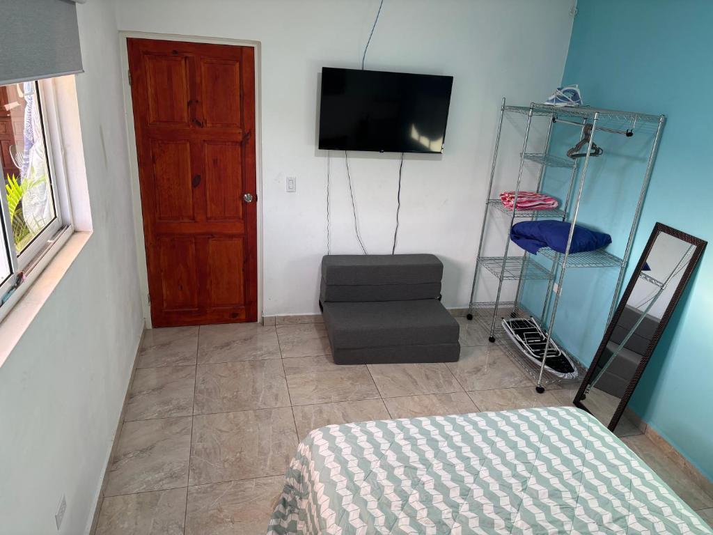 TV a/nebo společenská místnost v ubytování Cozy apartment in Savaneta
