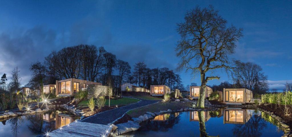 eine Darstellung eines Hauses mit einem Teich in der Unterkunft Gilpin Hotel & Lake House in Bowness-on-Windermere