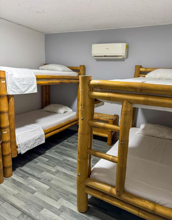 Cama o camas de una habitación en Santiago Dc Hostal 420 weedfriendly