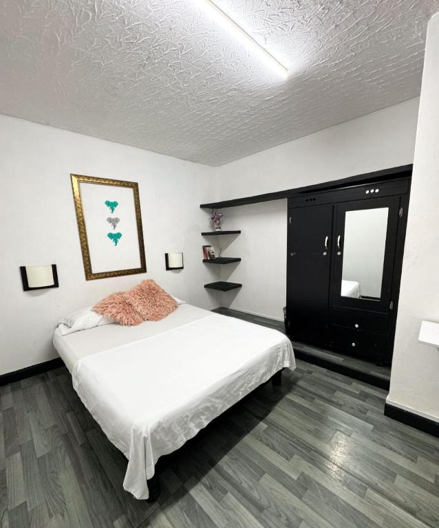 Cama o camas de una habitación en Santiago Dc Hostal 420 weedfriendly