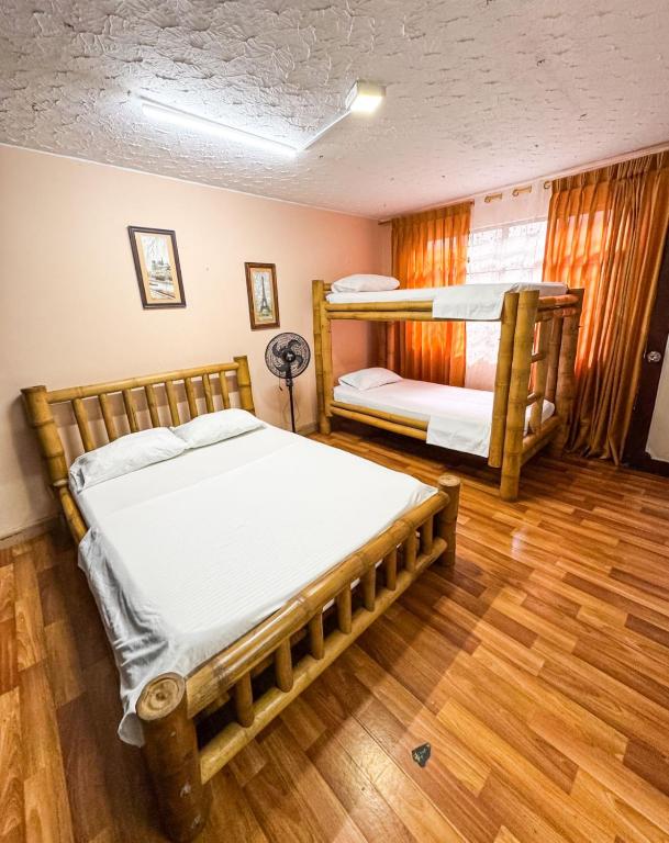 2 literas en una habitación con suelo de madera en Santiago Dc Hostal 420 weedfriendly, en Cali