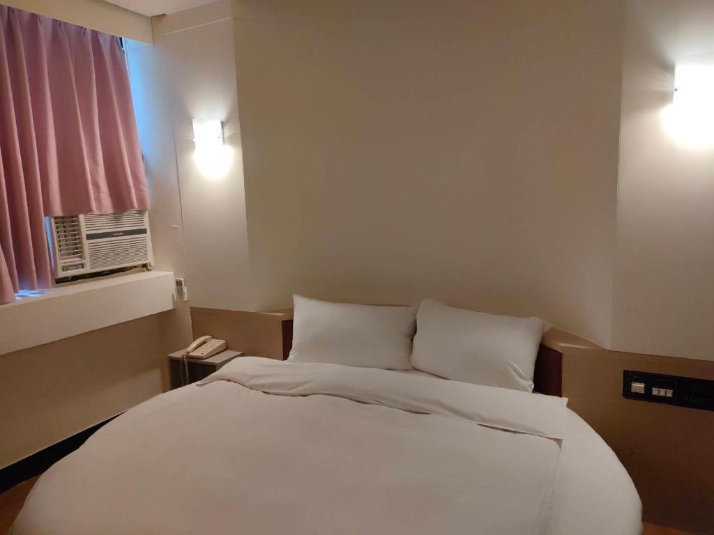 Postel nebo postele na pokoji v ubytování DC Hotel