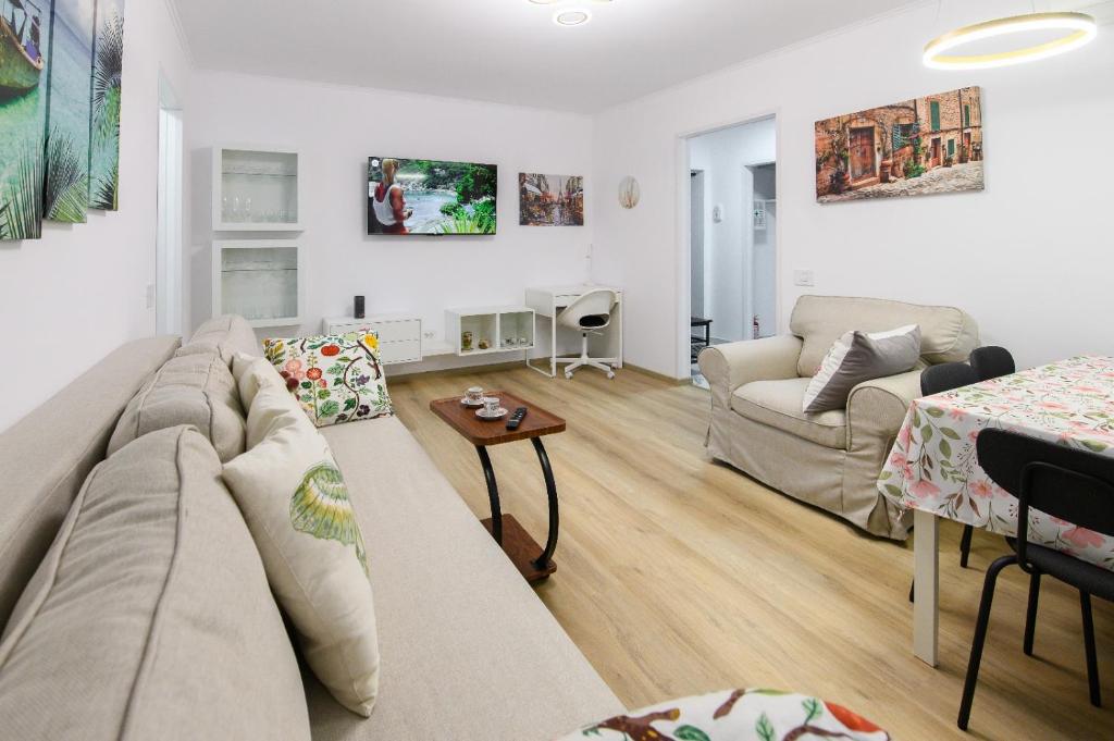 ブカレストにあるDaniela City Apartmentのソファとテーブルのあるリビングルーム