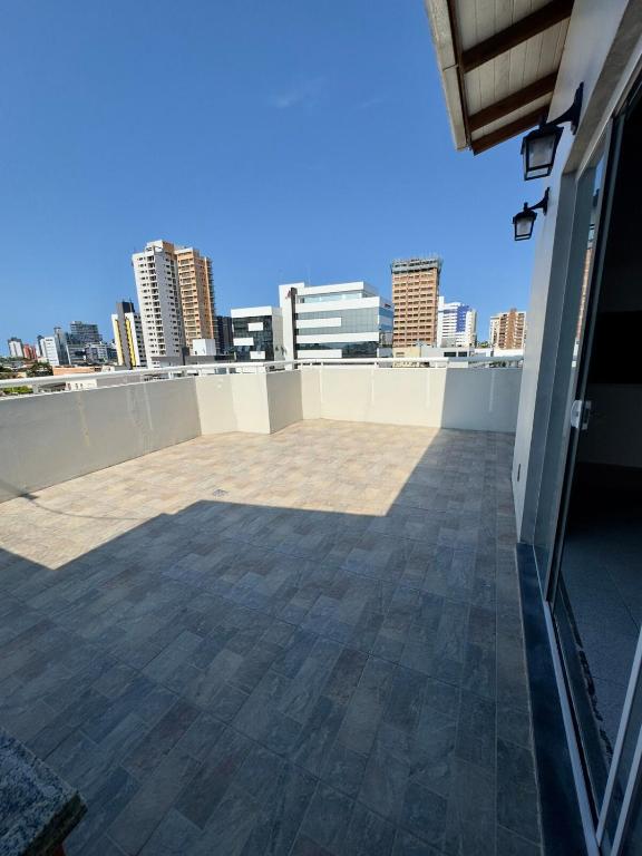 a balcony with a view of a city skyline at Cobertura duplex 3 quartos, centro, terraço e churrasqueira, ideal para família, acesso por escadas in Torres