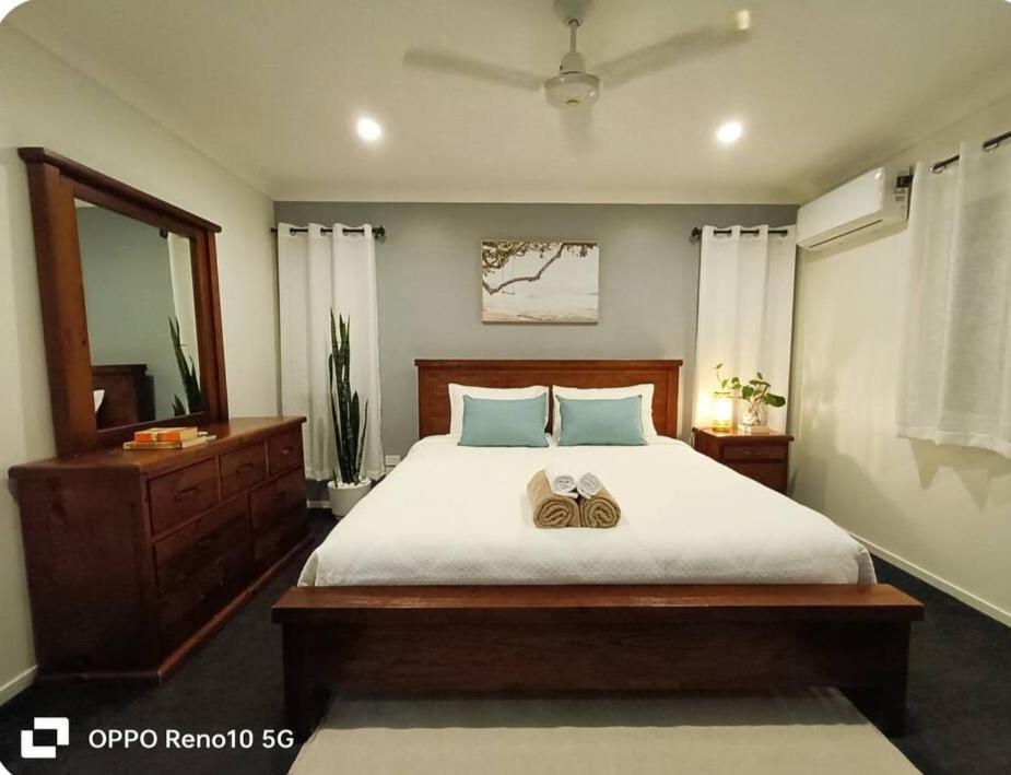 Una cama o camas en una habitación de Executive Suite