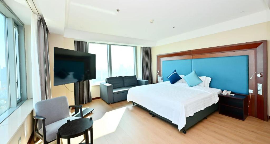 Postel nebo postele na pokoji v ubytování Novotel Atlantis Shanghai - Price and value breakfast in the clouds with river view in the revolving restaurant &24h free self-laundry