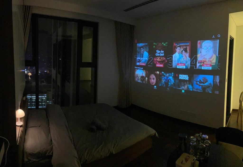 Μια τηλεόραση ή/και κέντρο ψυχαγωγίας στο Mas A Masterise - Vinhome Smart City - View Thành Phố - Bàn Làm Việc - Trốn Homestay