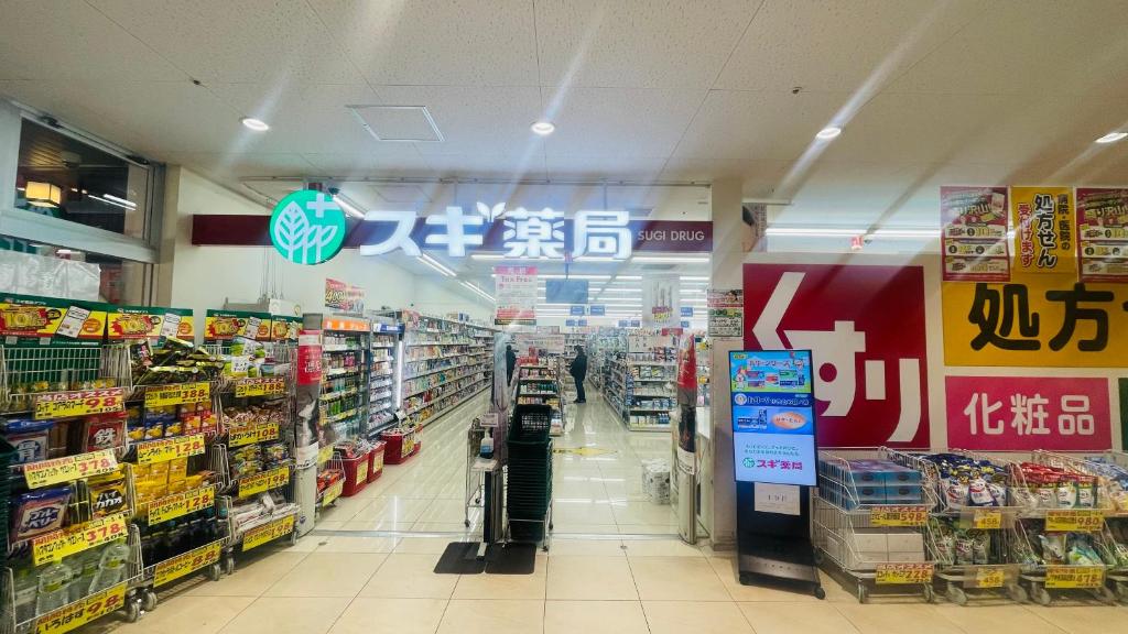 Supermarket nebo jiné obchody v  hotelu nebo okolí