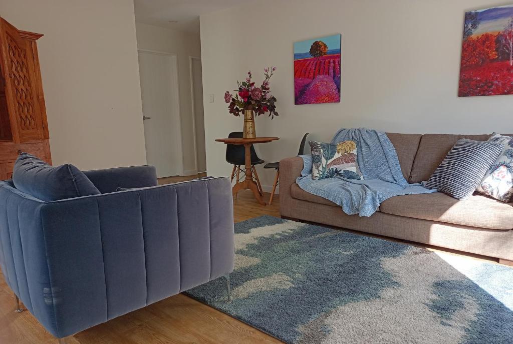 Χώρος καθιστικού στο Orewa Beachfront Apartment