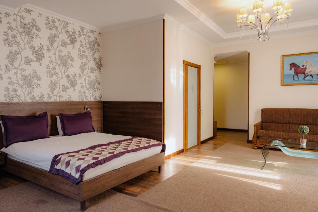 Postel nebo postele na pokoji v ubytování Bishkek Centrum Hotel