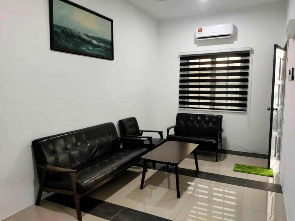 Een zitgedeelte bij SHAH HOMESTAY Pulau Indah