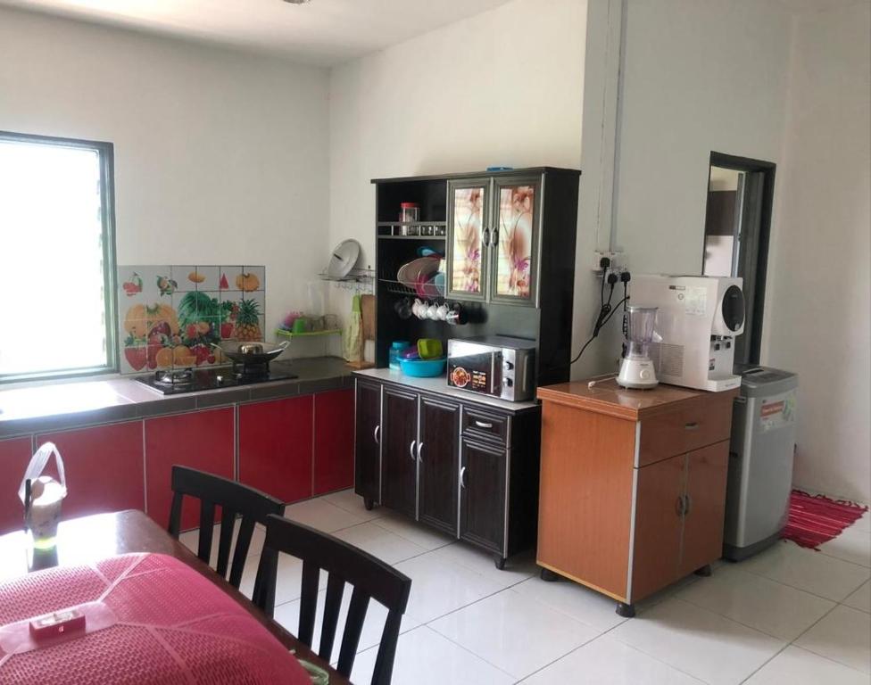 Кухня или мини-кухня в SHAH HOMESTAY Pulau Indah
