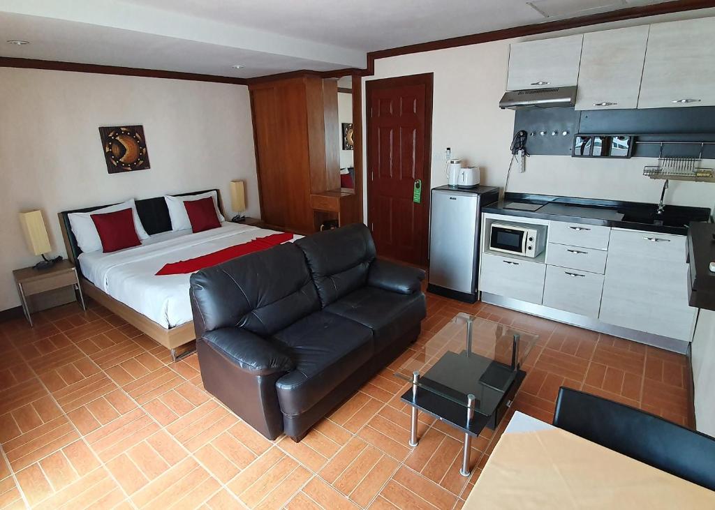 Kuchyň nebo kuchyňský kout v ubytování Patong Karlssons Hotel