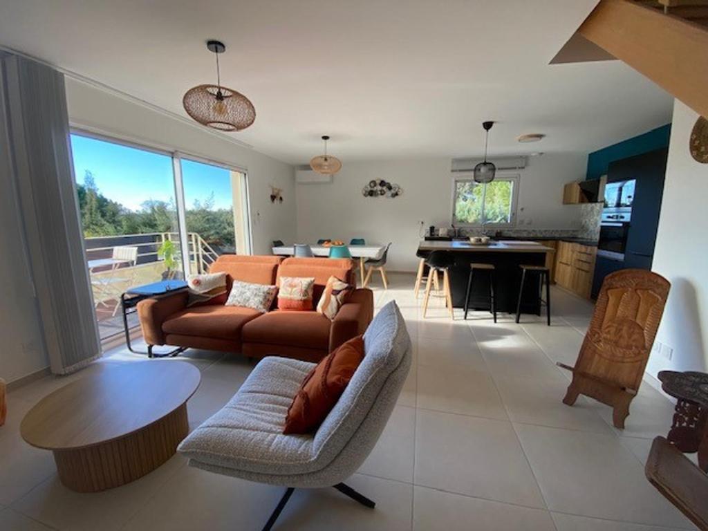 un salon avec un canapé et une table dans l'établissement Villa climatisée avec Wi-Fi et parking à Balaruc-les-Bains - FR-1-503-182, à Balaruc-les-Bains