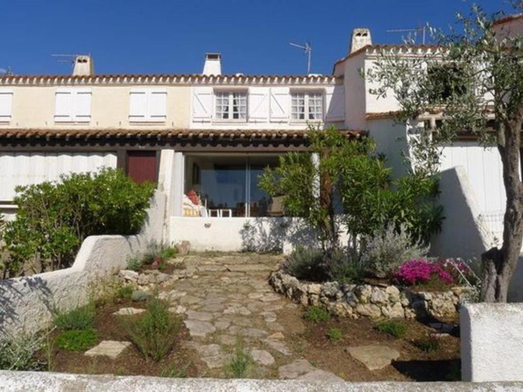 Photo de la galerie de l'établissement Maison 5 pièces à 500m de la plage, garage, terrasse à Saint Pierre la Mer - FR-1-229D-153, à Fleury