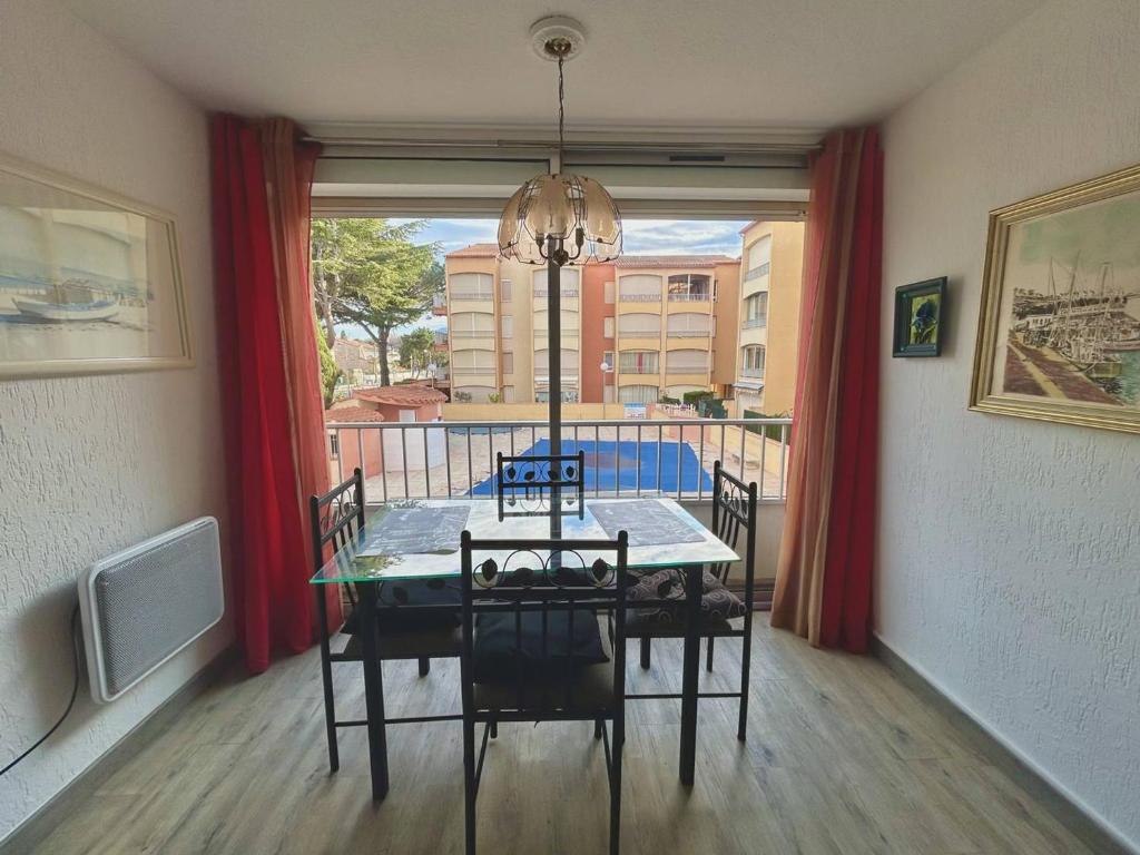 une salle à manger avec une table et des chaises et une fenêtre dans l'établissement Studio à Argelès-sur-Mer avec Piscine et Parking privé - FR-1-388-229, à Argelès-sur-Mer