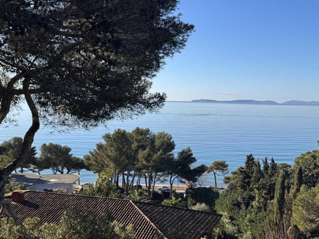 une vue sur l'océan depuis une maison dans l'établissement Villa à Gigaro avec piscine, proche plage - FR-1-726-57, à La Croix-Valmer