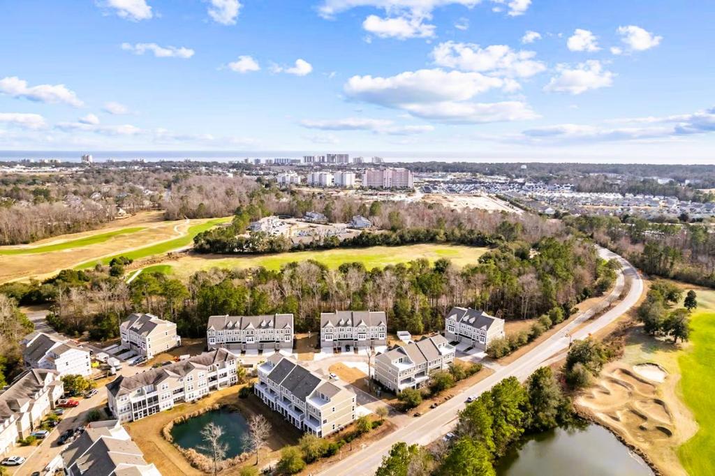 una vista aérea de una casa con río y edificios en Barefoot Resort & Golf Near Barefoot Landing, en North Myrtle Beach
