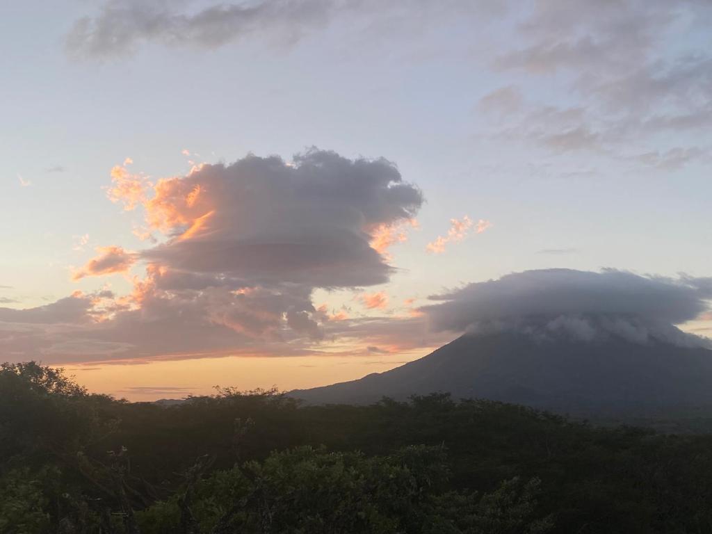 een wolkenformatie boven een berg bij zonsondergang bij Casa Mariposa Ometepe Suite in Santa Cruz
