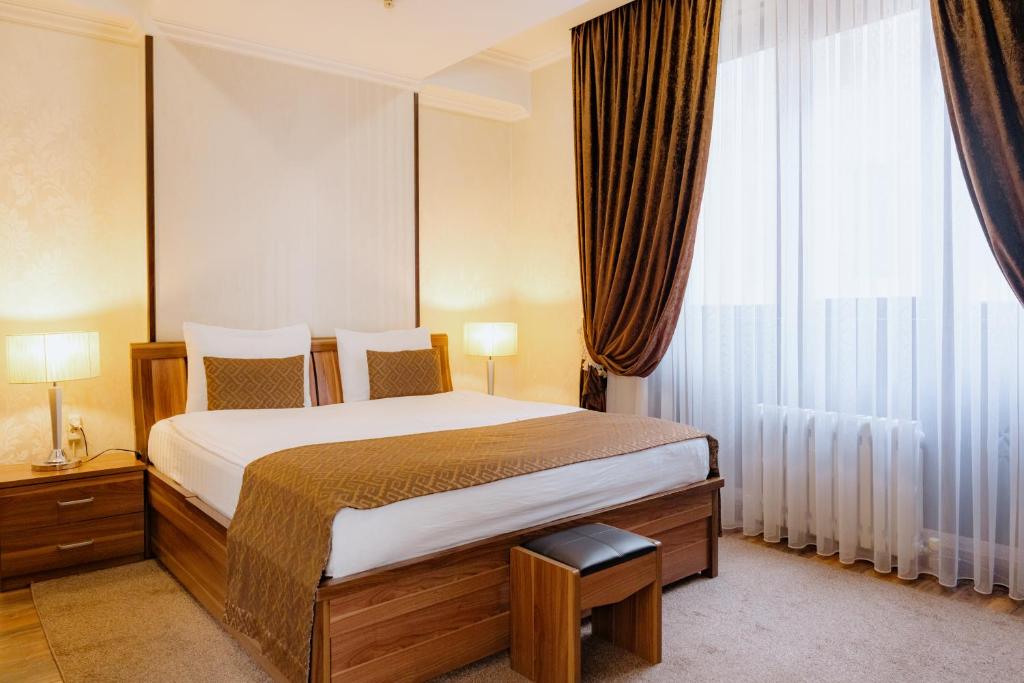 Postel nebo postele na pokoji v ubytování Bishkek Centrum Hotel
