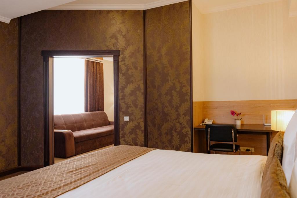 Postel nebo postele na pokoji v ubytování Bishkek Centrum Hotel