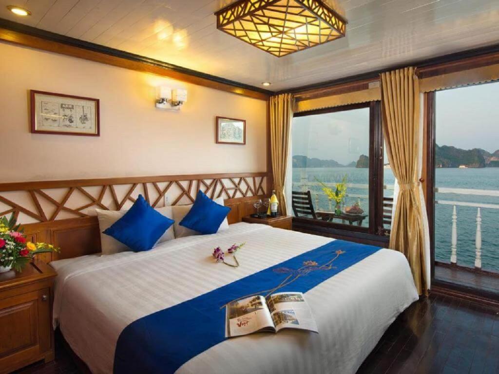 Postel nebo postele na pokoji v ubytování Royal Cruise Halong Bay
