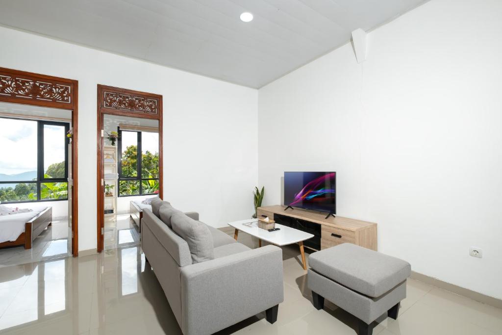 TV a/nebo společenská místnost v ubytování Villa Kayu Amertha