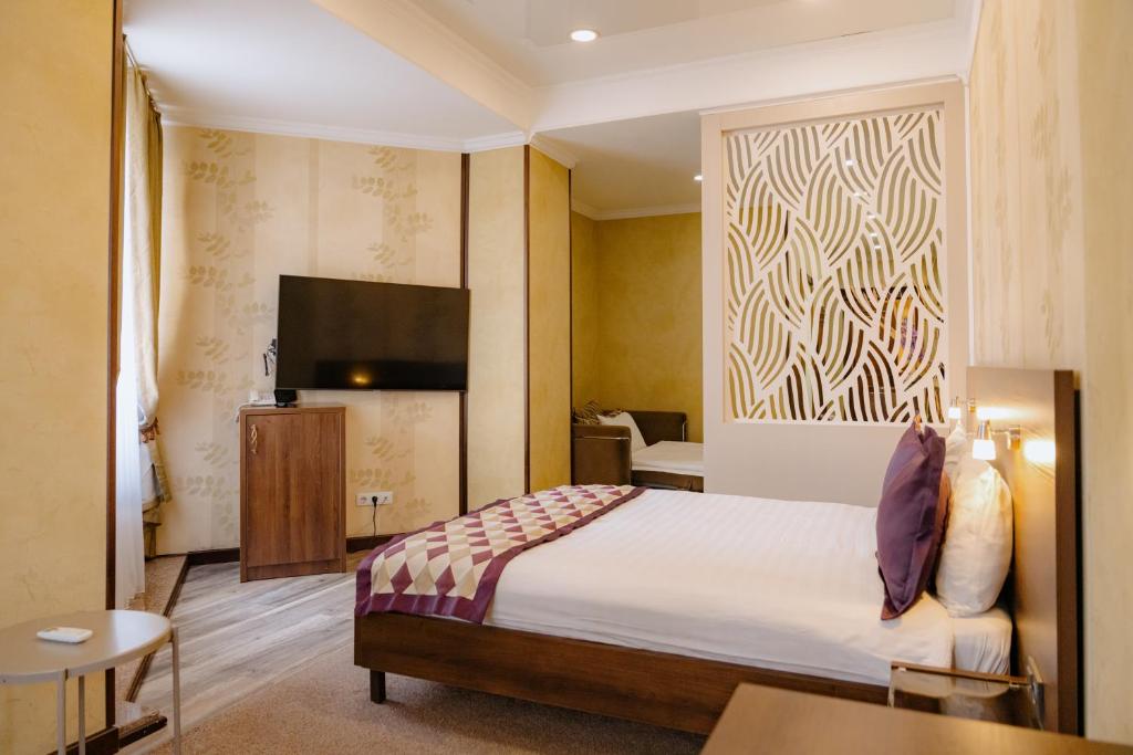 Postel nebo postele na pokoji v ubytování Bishkek Centrum Hotel