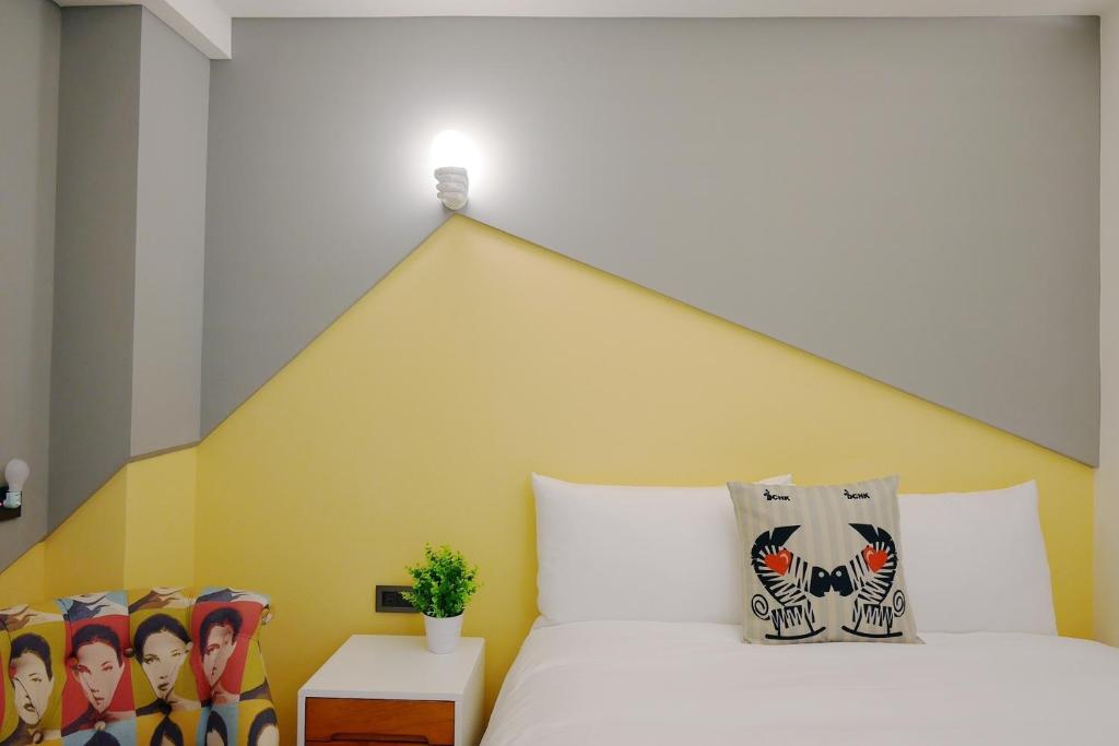 Postel nebo postele na pokoji v ubytování 默臨文旅 台中逢甲館 Morning INN