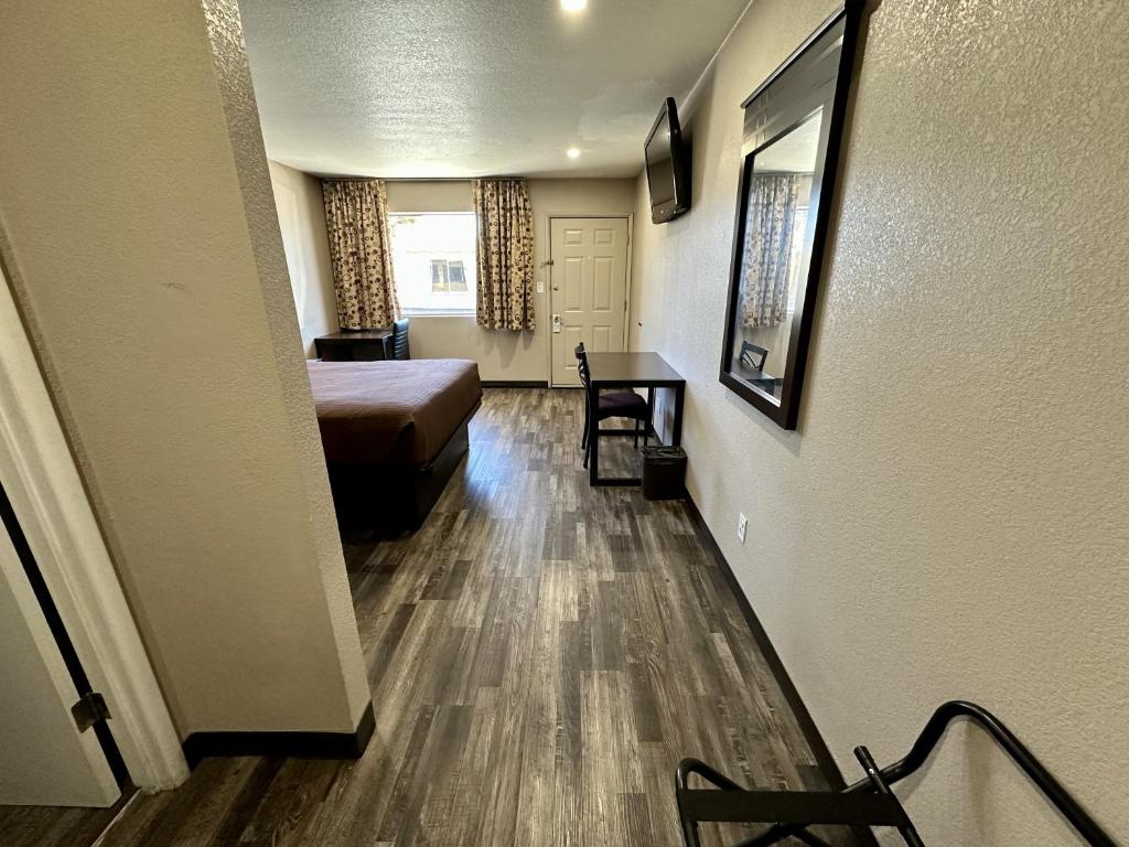 Postel nebo postele na pokoji v ubytování West Inn NAU - Downtown Flagstaff