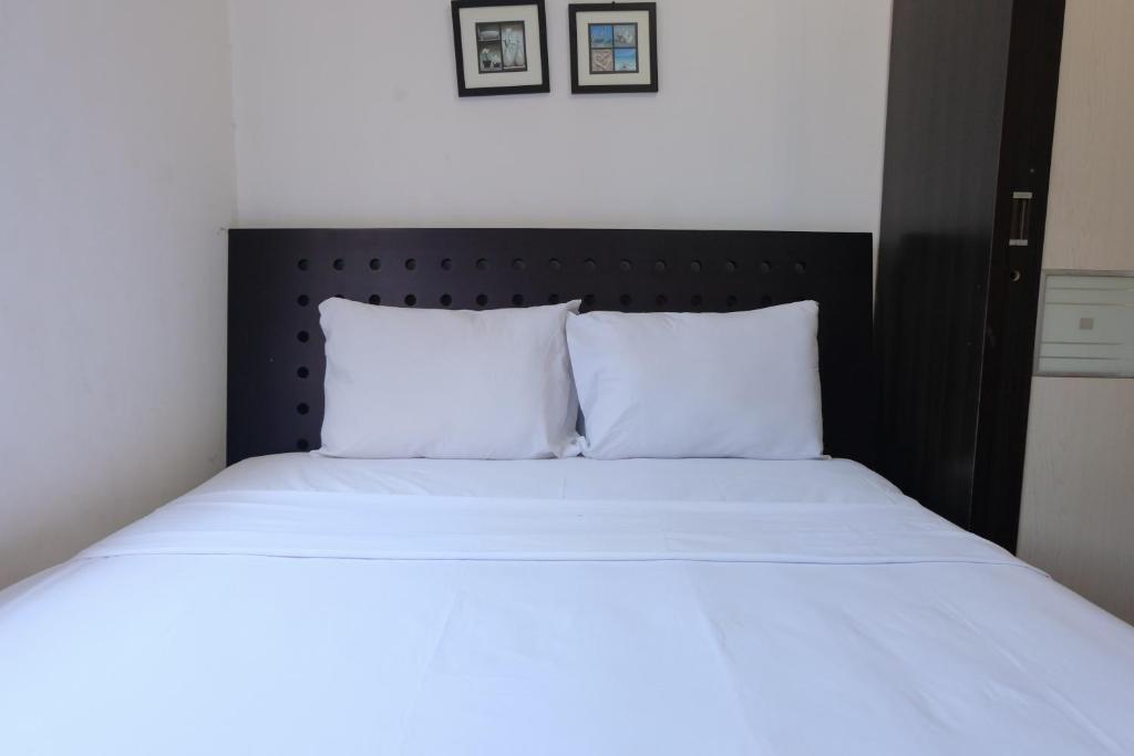 Ένα ή περισσότερα κρεβάτια σε δωμάτιο στο Spacious 2BR Apartment at Grand Setiabudi By Travelio
