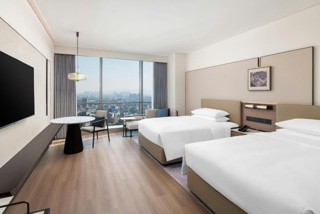 Postel nebo postele na pokoji v ubytování Jieyang Marriott Hotel