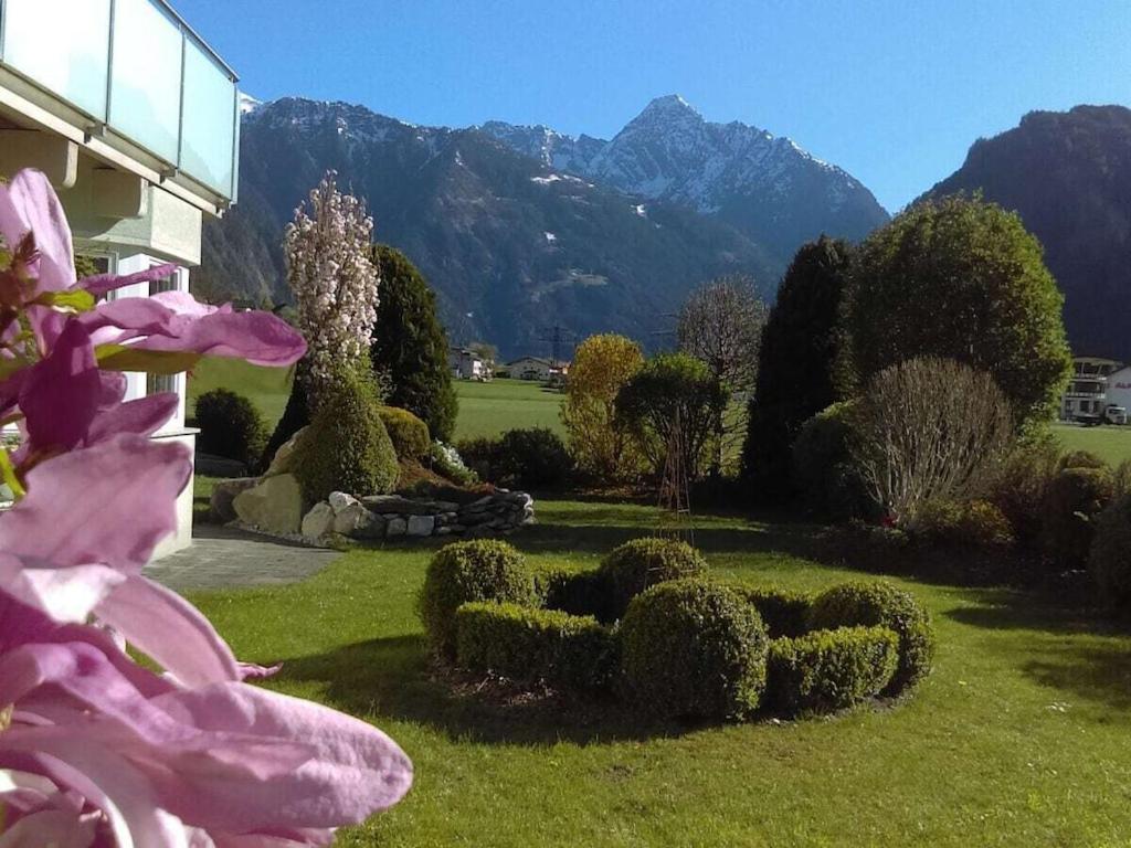 un giardino con un mucchio di cespugli nell'erba di Apart Heim - Type A Comfortable holiday residence a Ramsau