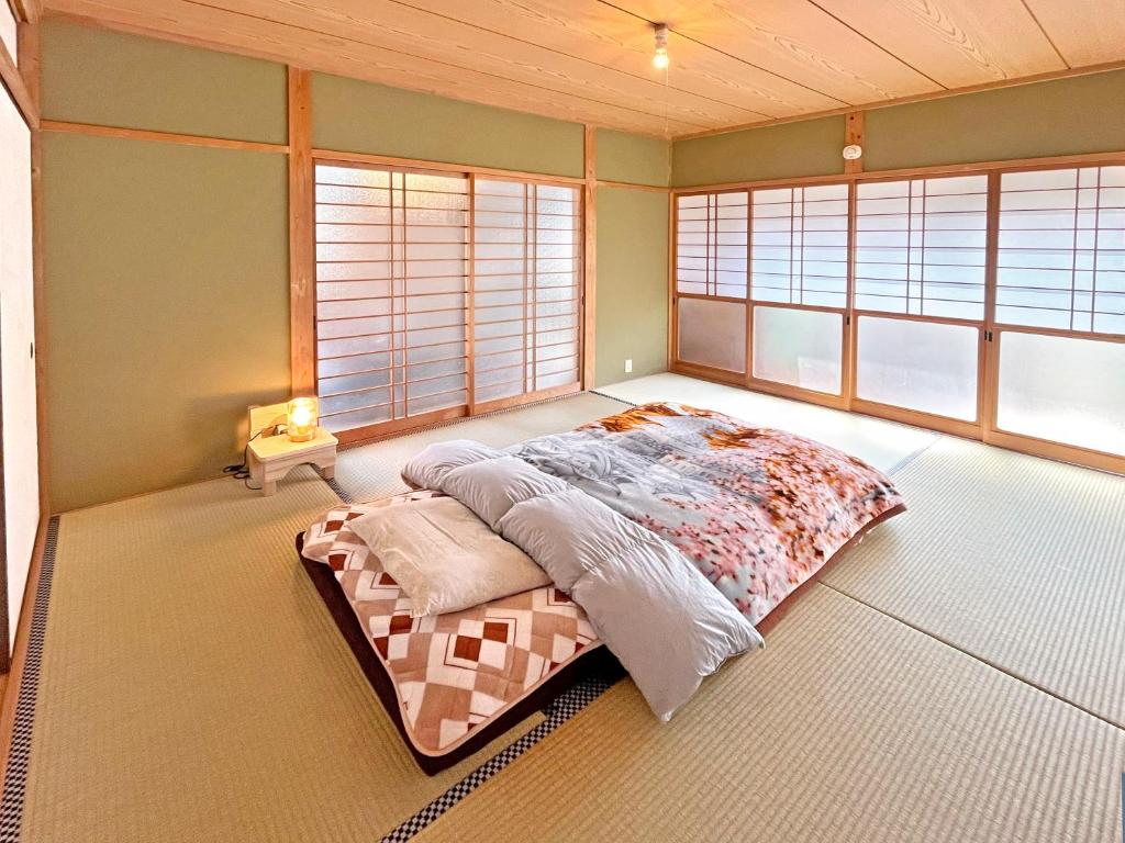 Postel nebo postele na pokoji v ubytování omusubi share house JAPANEZE STYLE