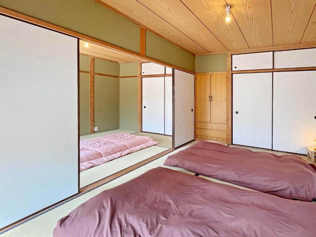 Postel nebo postele na pokoji v ubytování omusubi share house JAPANEZE STYLE