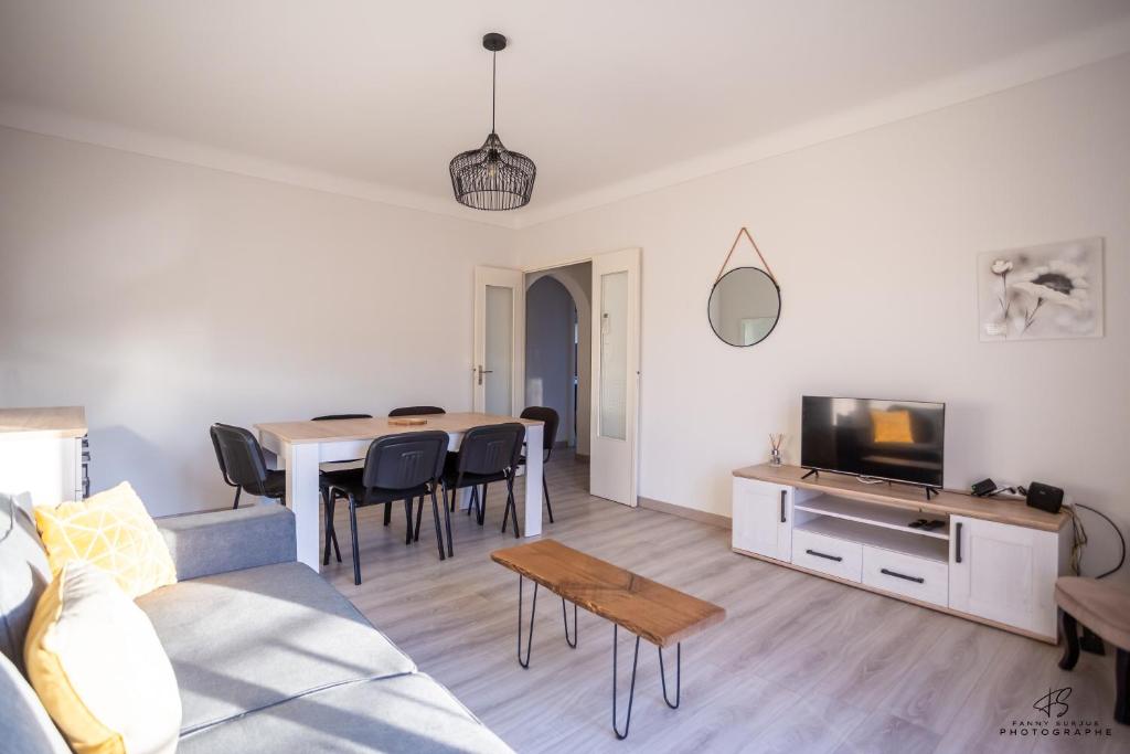 un salon avec un canapé et une table dans l'établissement L'oranger Proche centre ville WIFINETFLIX, à Perpignan