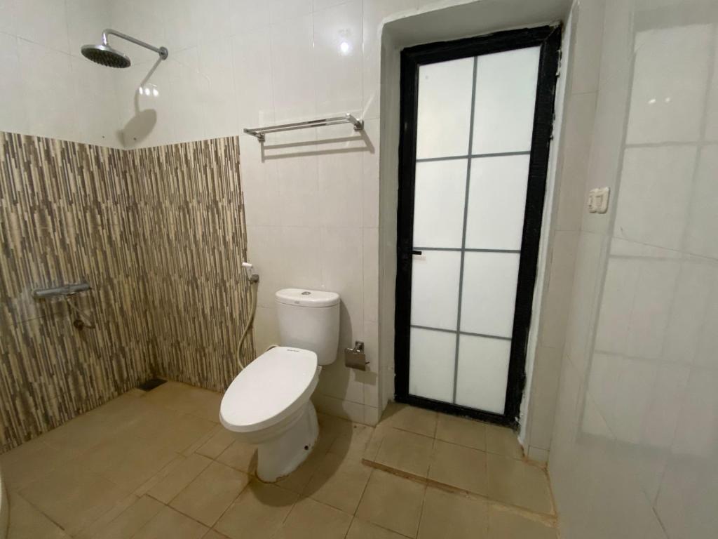 Koupelna v ubytování RedDoorz Syariah at Sudirman Street Garut