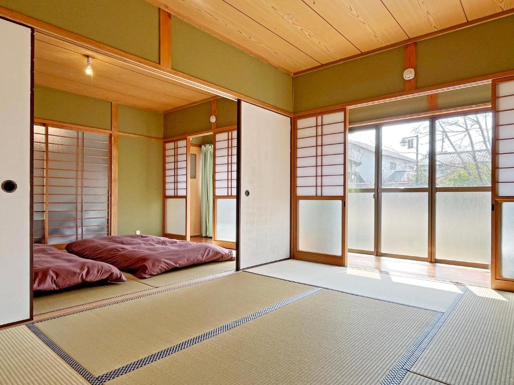 Postel nebo postele na pokoji v ubytování omusubi share house JAPANEZE STYLE