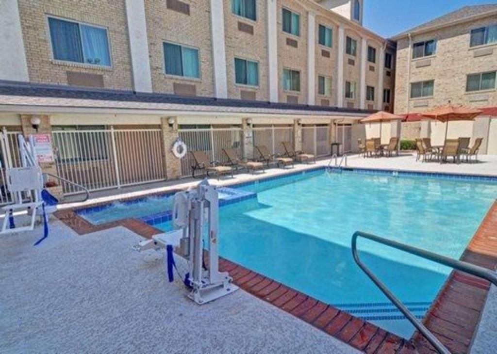 Comfort Inn DFW Airport Northの敷地内または近くにあるプール