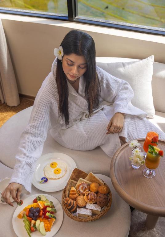 The Golden Crown Hotel - 9