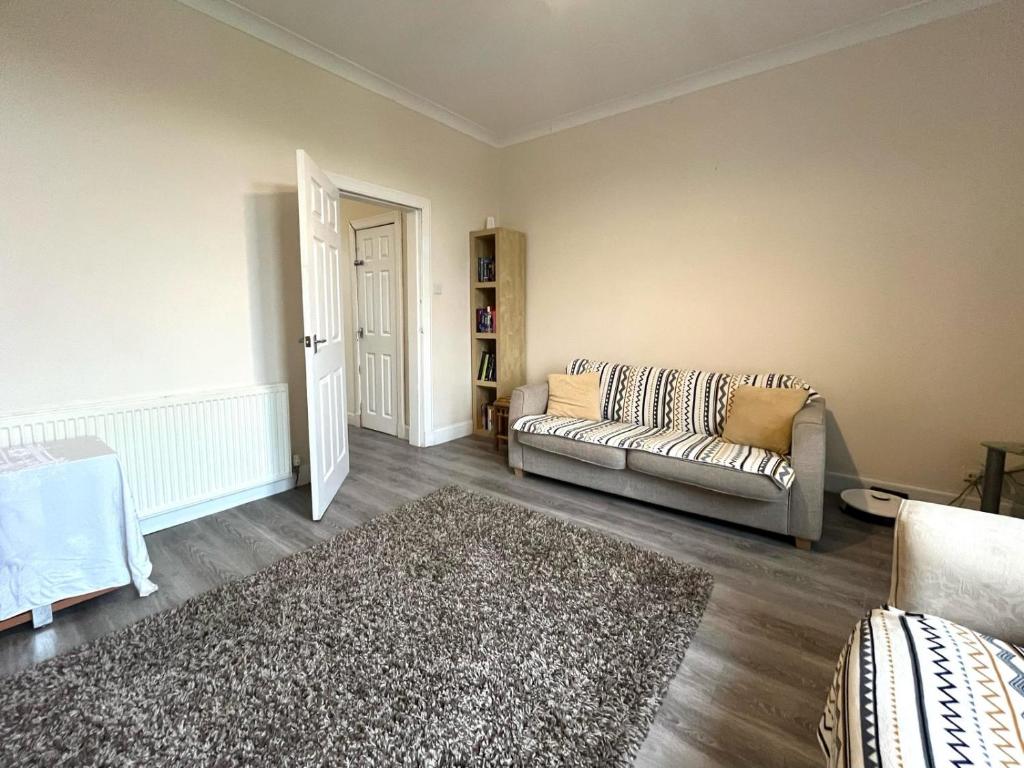 Posezení v ubytování Large 2 Floor Apt near Beach & Train and Golf courses