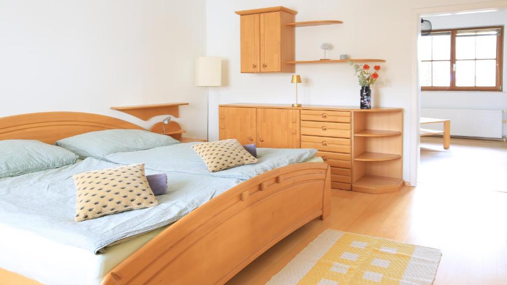 Postel nebo postele na pokoji v ubytování Zwei Schlafzimmer Ferienapartment Anna am Stubenbergsee inklusive vier E-Bikes