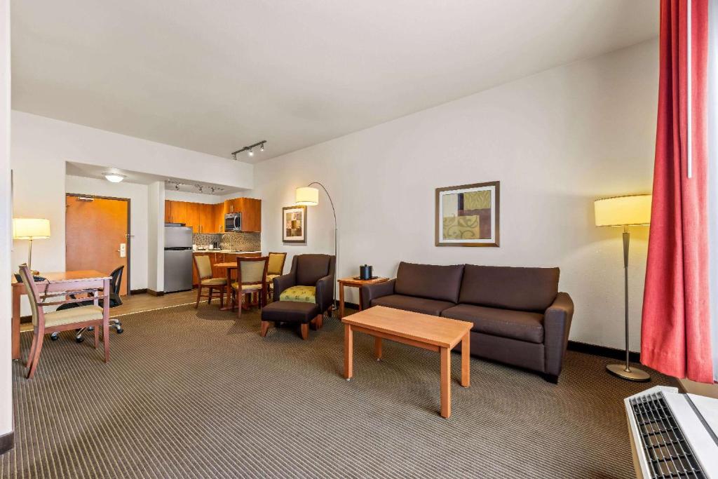 Een zitgedeelte bij Wingate by Wyndham Calgary South