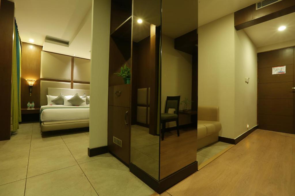 Postel nebo postele na pokoji v ubytování Hotel Aerostay IGI Delhi Airport