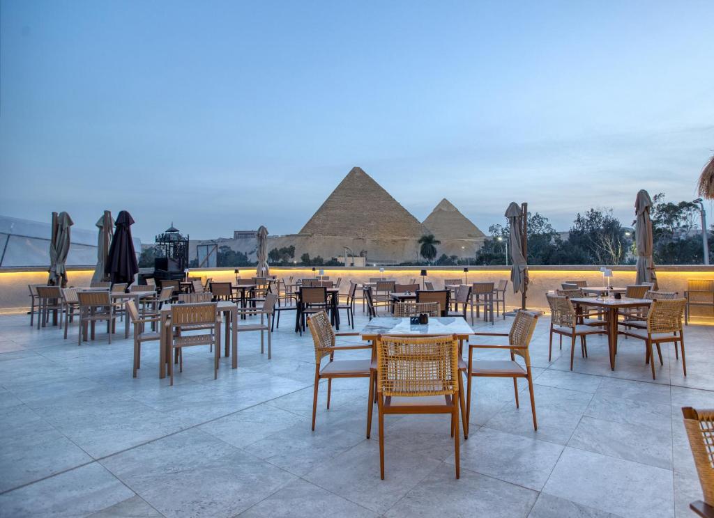 Restaurace v ubytování La Boutique Hôtel - Vue Des Pyramides