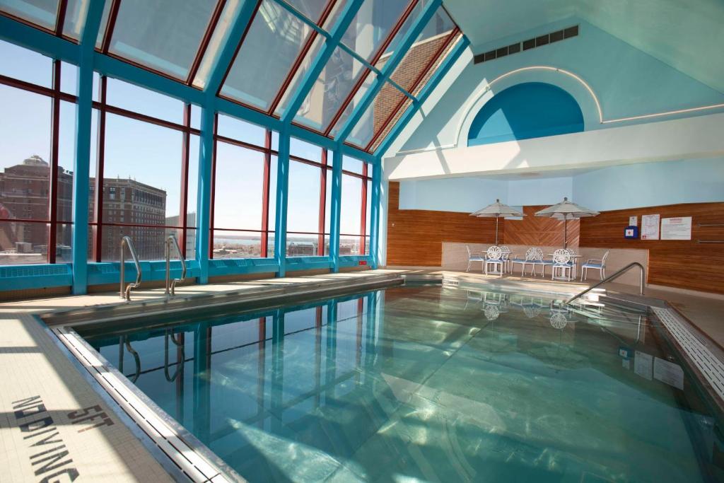 Bazén v ubytování Hyatt Regency Buffalo nebo v jeho okolí