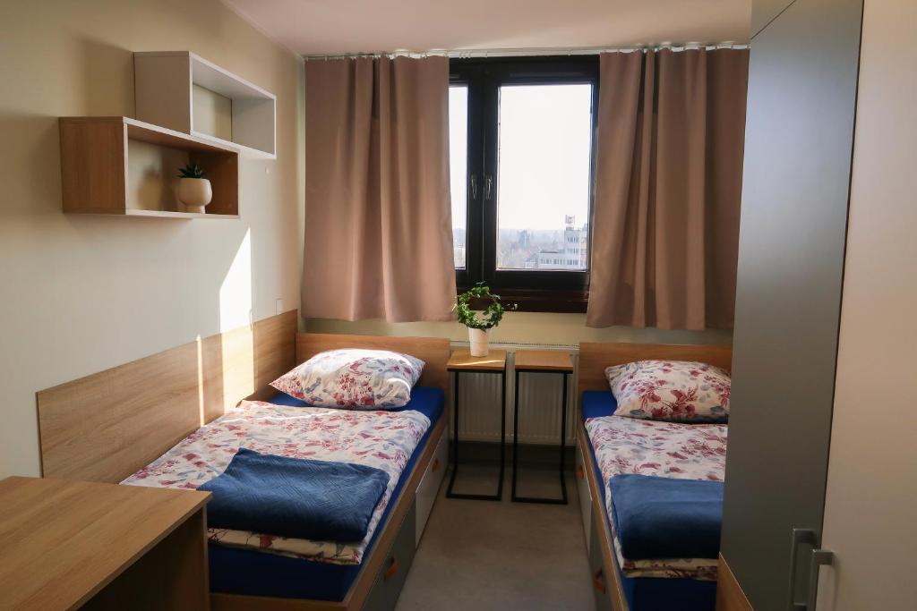Postel nebo postele na pokoji v ubytování Dom Studencki Arka