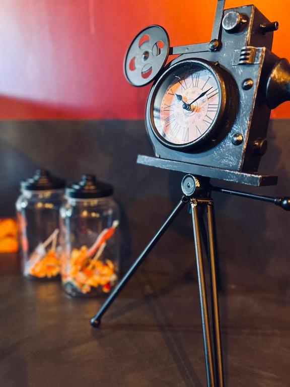 une horloge sur une table dans l'établissement Maison avec salle cinéma privée, à Berlaimont