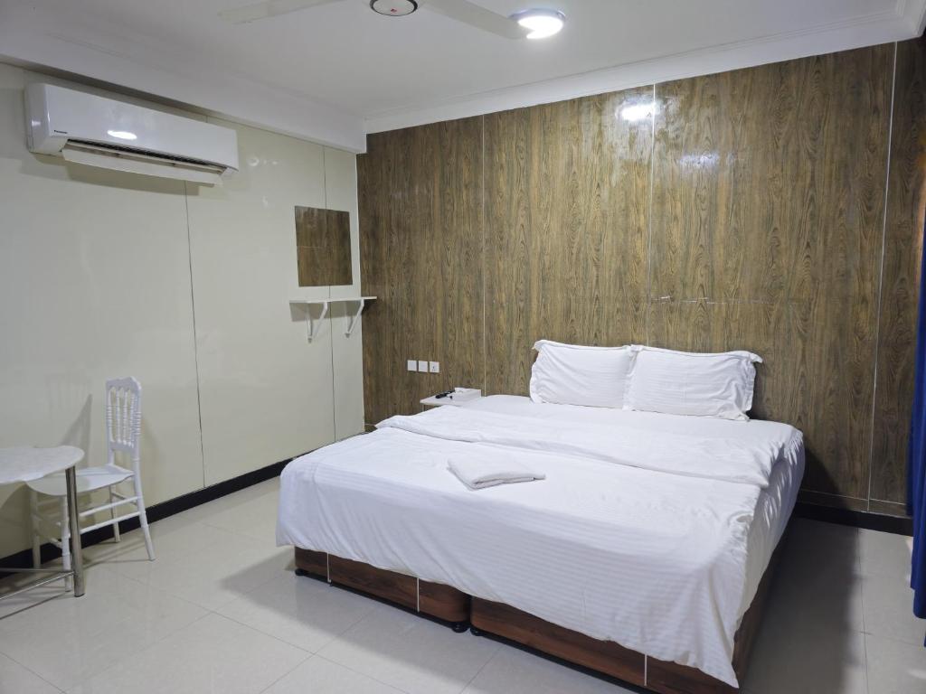 Postel nebo postele na pokoji v ubytování Al Rayyan Hotel Apartments Muscat